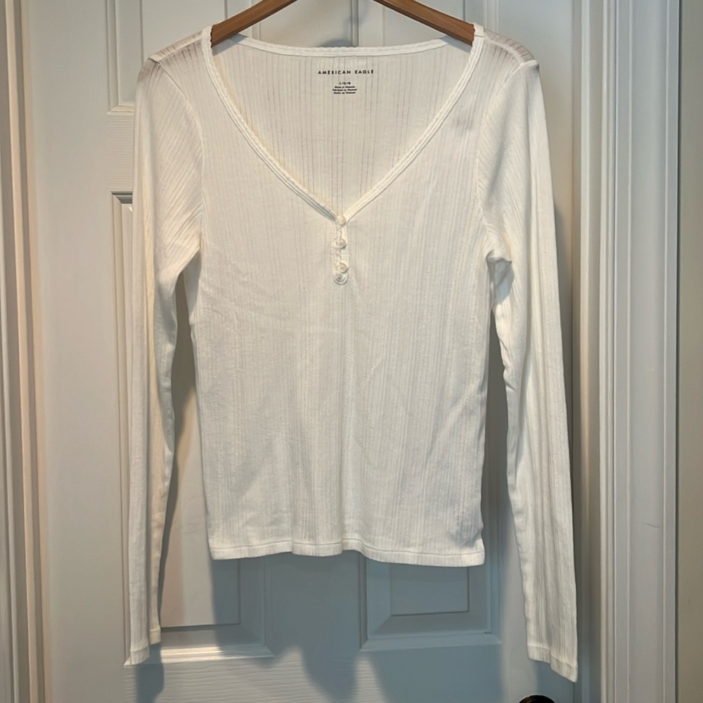 American Eagle women’s white Henley button detail NWT Sz L